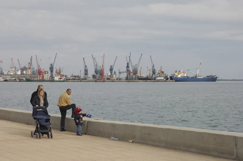 Парк Ататюрка (Мерсин) — набережная с монументом у моря